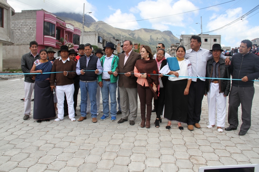 Autoridades de la Prefectura, Gobierno Municipal de Otavalo, Gobierno Parroquial de Ilumán y pobladores participan en el acto de inauguración del adoquinado de la avenida. 