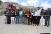 Autoridades de la Prefectura, Gobierno Municipal de Otavalo, Gobierno Parroquial de Ilumán y pobladores participan en el acto de inauguración del adoquinado de la avenida. 