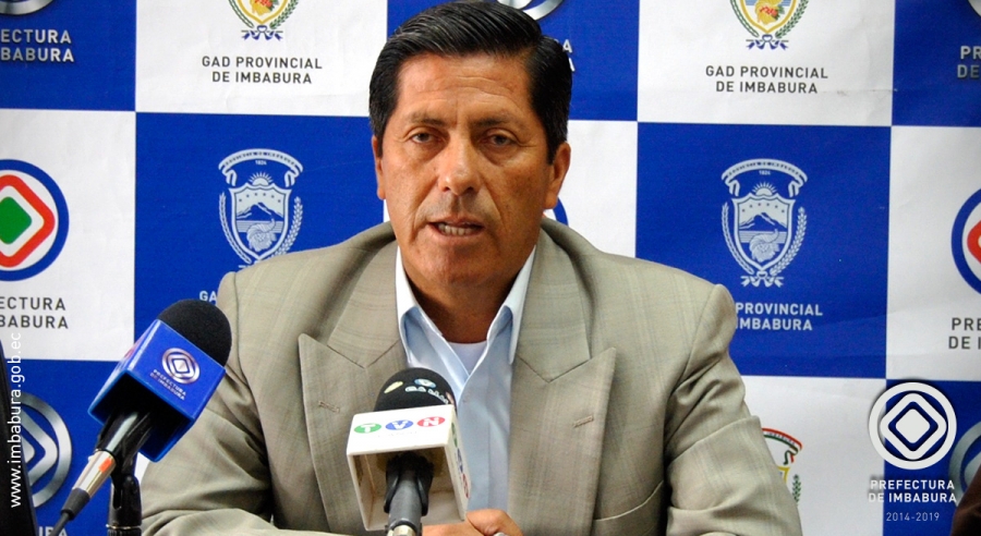 El Prefecto de Imbabura, Pablo Jurado, en la rueda de prensa en la que aclaró los procedimientos que se han impulsado para solucionar el problema de límites.