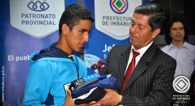  El prefecto de Imbabura, Pablo Jurado, entrega los implementos deportivos que utilizará Jefferson Peñafiel en la competencia internacional.
