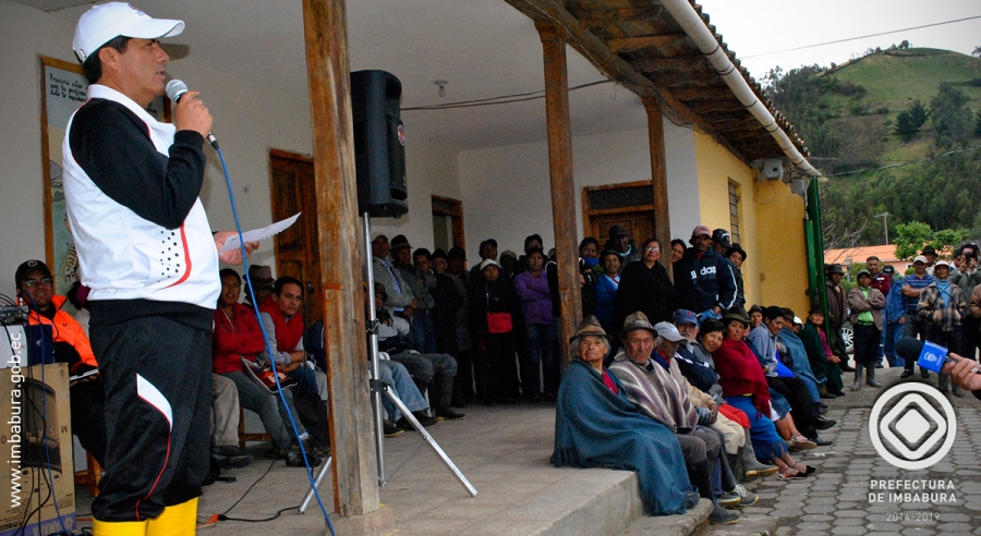  El Prefecto de Imbabura, Pablo Jurado, ofrece multiplicar esfuerzos para atender las necesidades de las comunidades rurales de Pimampiro. En Mariano Acosta participó en una asamblea general.