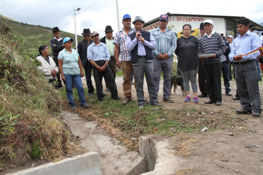 El prefecto Pablo Jurado inaugura las cunetas y pasos de agua construidos en la comunidad Sachapamba de Cahuasquí. 