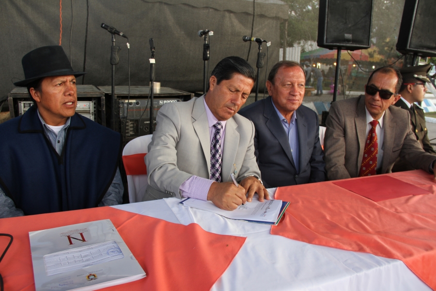 Prefecto Pablo Jurado junto autoridades cantonales y parroquiales en la firma de convenio en beneficio de Ilumán. 