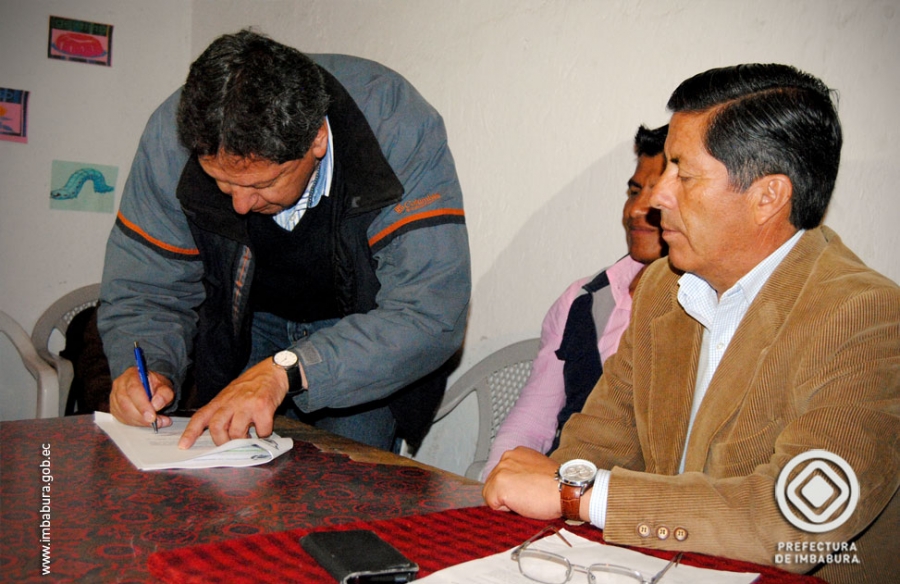 Firma del contrato para el mejoramiento de la vía principal en la comunidad Mariscal Sucre.