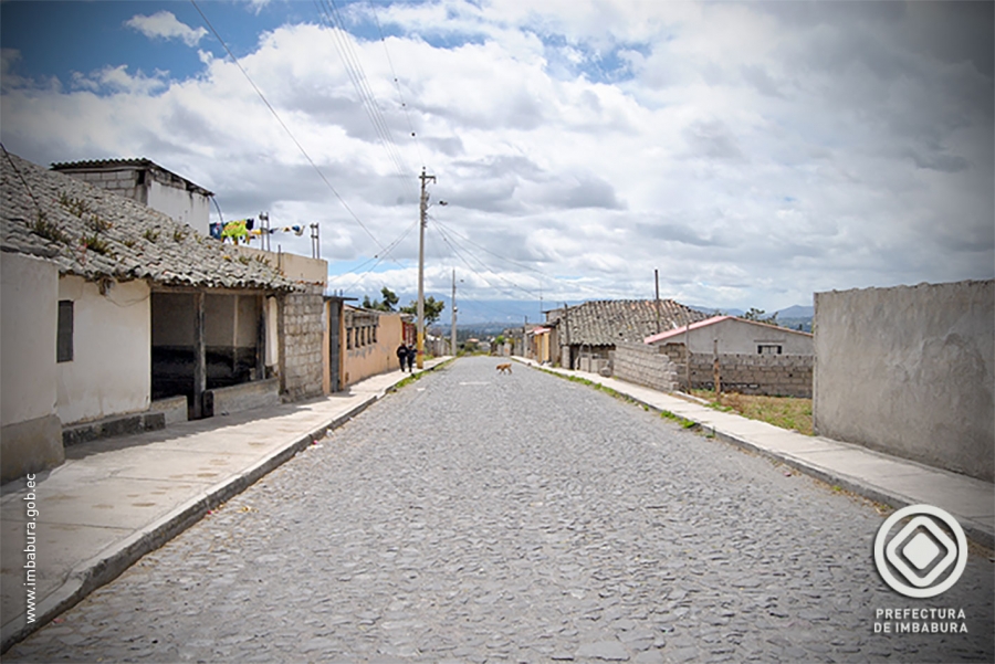 En estos proyectos consta el asfaltado y adoquinado de la vía entre el Colegio “Luis Plutarco Cevallos” y el barrio Domingo Sabio en la parroquia Quiroga del cantón Cotacachi.  La inversión es de 200.000 dólares.