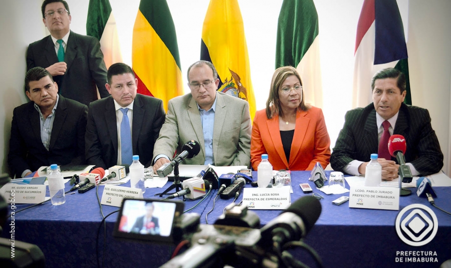 Autoridades de las prefecturas que conforman la Mancomunidad del Norte del Ecuador en la reunión en el CONGOPE. 
