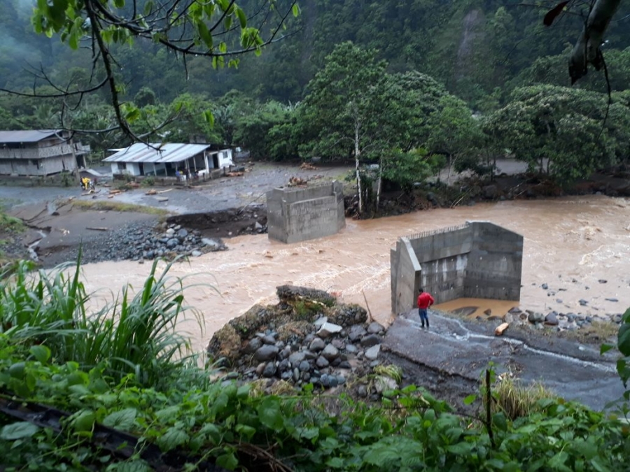 La crecida del agua del río provocó la destrucción completa del puente bailey. Este hecho trajo consigo el aislamiento de los pobladores de varias comunidades.