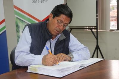 El prefecto Pablo Jurado firma los contratos para la realización de los estudios de los proyectos viales.