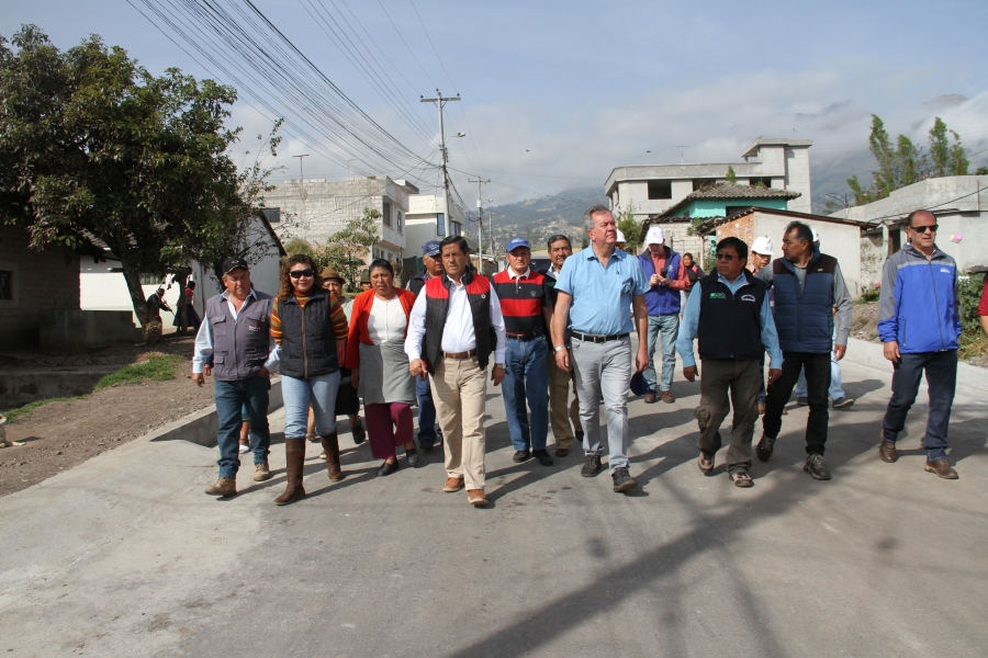 Autoridades de la Prefectura, Municipio de Ibarra y EMAPA-I recorren la vía asfaltada.  