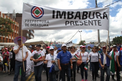 Trabajadores y funcionarios de la Prefectura de Imbabura durante  la marcha en la ciudad de Quito.