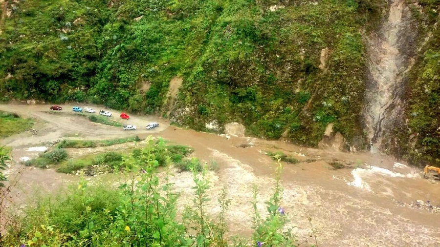 El equipo caminero de la Prefectura rehabilita el camino alterno entre Pimampiro y San Francisco de Sigsipamba. El río Mataquí registró un crecimiento en su caudal por la lluvia y causó destrucción en este paso.