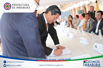 El prefecto de Imbabura, Pablo Jurado, y el subgerente de negocios del Banco de Desarrollo, Gonzalo Núñez, en la firma del acuerdo de crédito en Ibarra. 