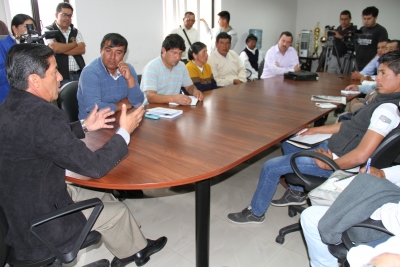 El prefecto de Imbabura, Pablo Jurado, explica a los pobladores de Mariano Acosta la decisión de intervenir en la ejecución de los proyectos de vialidad y de riego en esta localidad. 