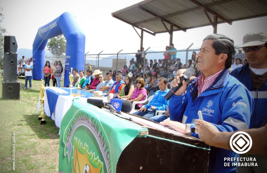 Edgar Ponce, coordinador nacional administrativo y financiero de la CTB, entrega las llaves de los vehículos al prefecto de Imbabura, Pablo Jurado. 