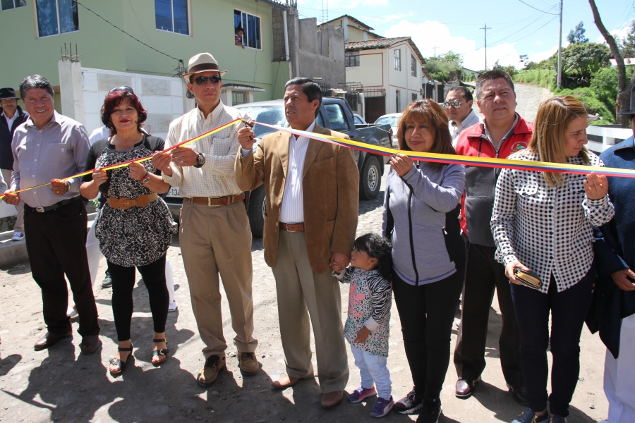 Autoridades de la Prefectura, Gobierno Municipal de Antonio Ante y Gobierno Parroquial de San Roque inauguran la obra.