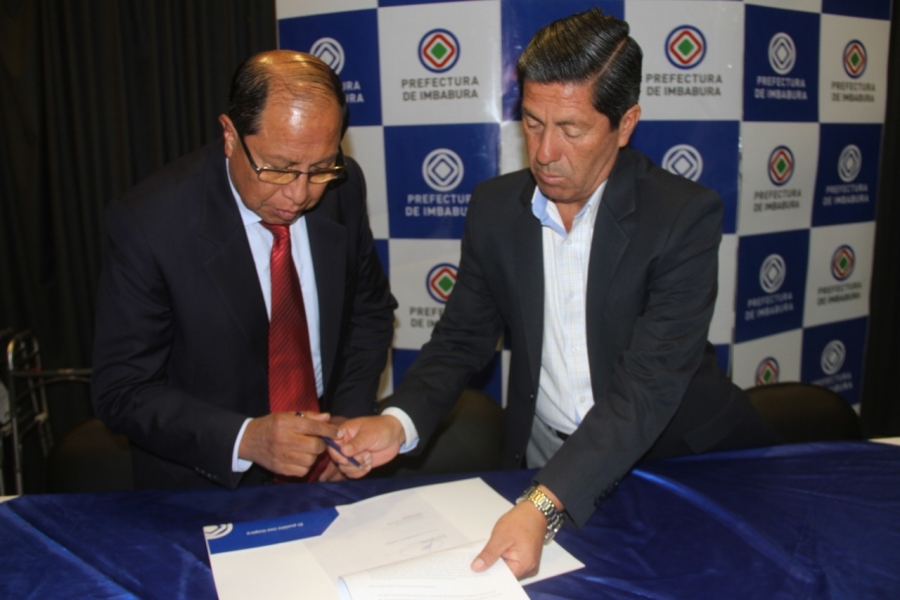 Carlos Alberto Andino, representante de la empresa consultora, y el prefecto de Imbabura, Pablo Jurado, firman el contrato para llevar adelante el estudio de los proyectos viales.
