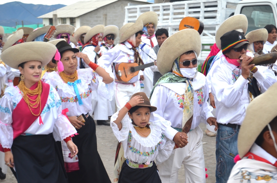 Las danzas alegres, animadas de guitarras, acordeones, rondines, flautas, tambores y armónicas, fueron parte de la celebración. 