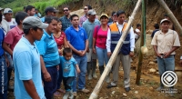El Prefecto de Imbabura, Pablo Jurado, coloca la primera piedra para la construcción del puente.