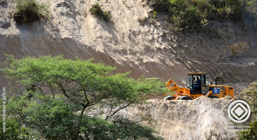 La maquinaria de la prefectura continúa trabajando en el desalojo del material pétreo que obstaculiza el tránsito en la vía Pablo Arenas – Cahuasquí.