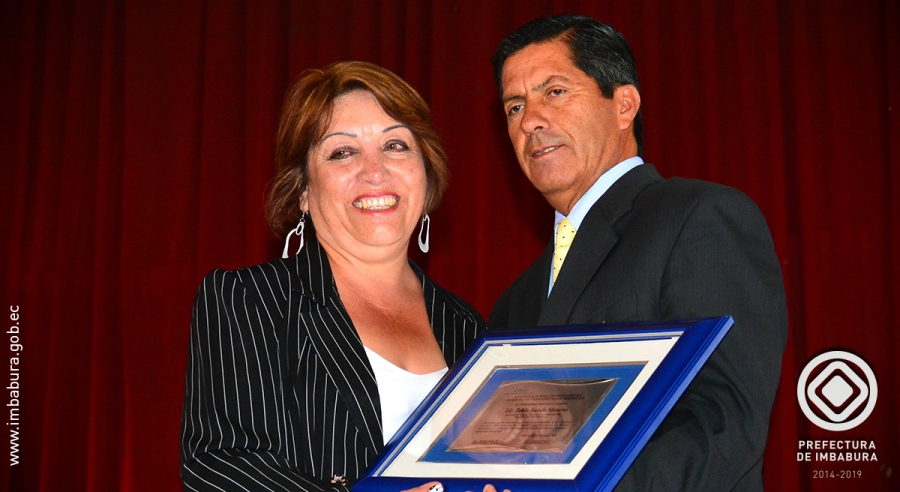 La representante de la UNP-I Patricia Pasquel entrega la placa de reconocimiento al Prefecto de Imbabura, Pablo Jurado.