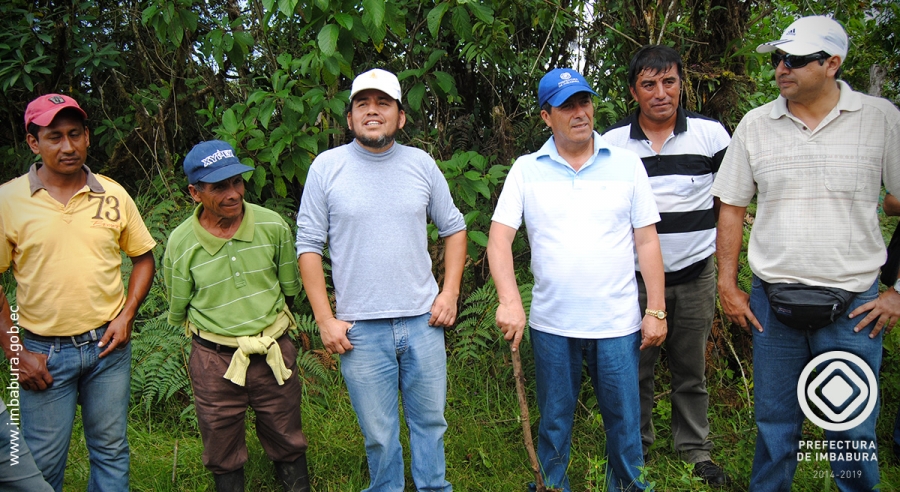 Autoridades del Consejo Provincial, equipos técnicos de los municipios de Otavalo y Cotacachi y moradores de la zona, durante la inspección al territorio en donde existe el problema limítrofe.