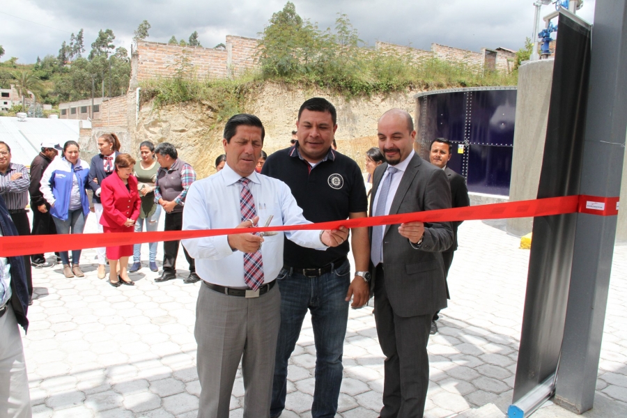 En las instalaciones de la empresa Fabrinorte, el prefecto de Imbabura, Pablo Jurado, entrega la licencia ambiental a su gerente.