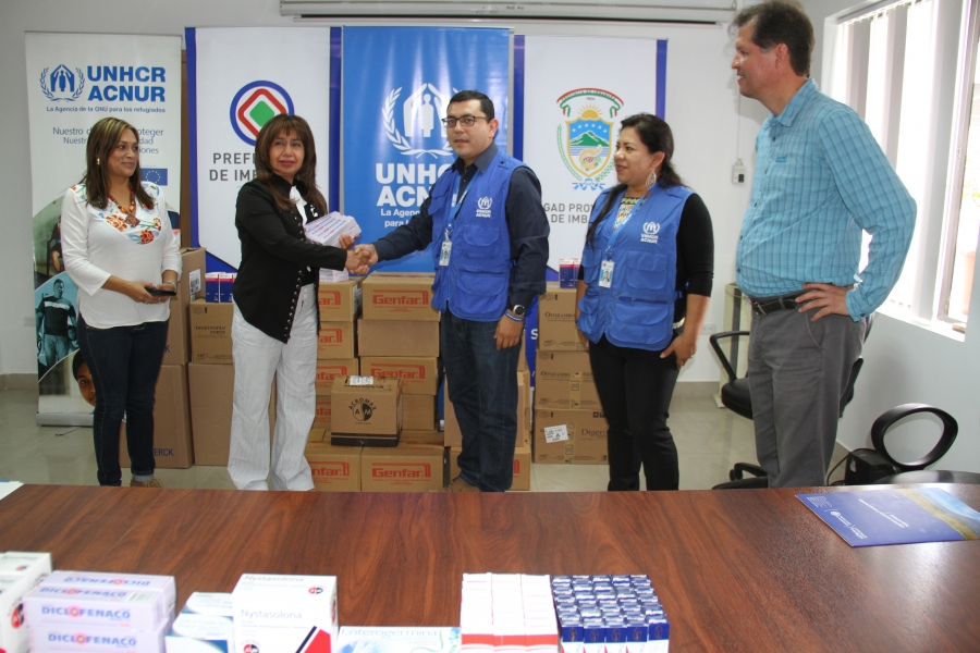 Acto de entrega de los medicamentos a la Prefectura por parte del ACNUR. Están presentes las autoridades y funcionarios de los dos organismos.
