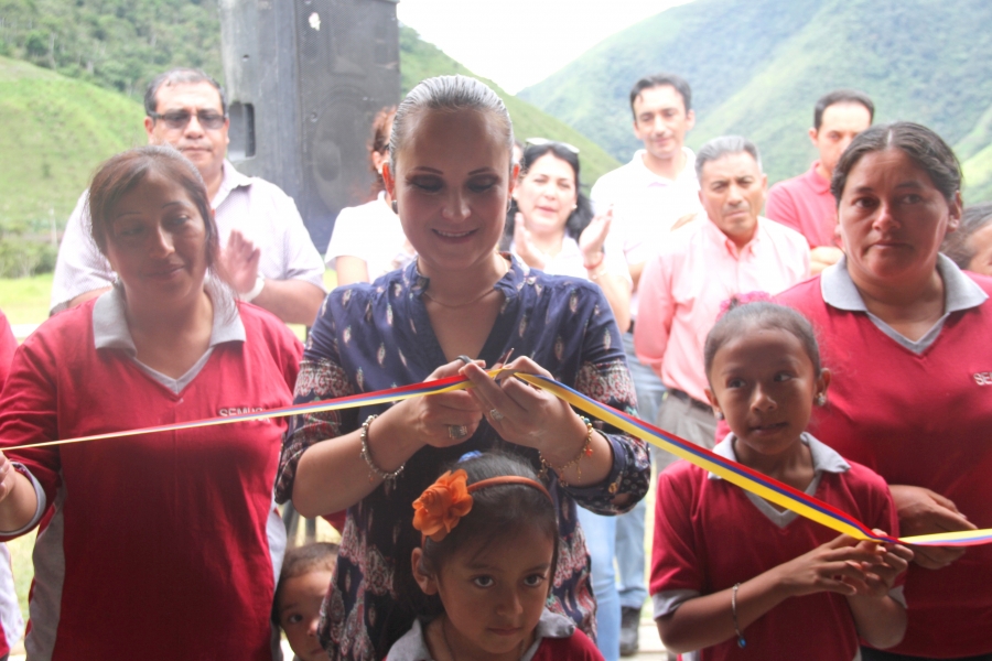 La viceprefecta de Imbabura, María Gabriela Jaramillo, inaugura el Centro Gastronómico.