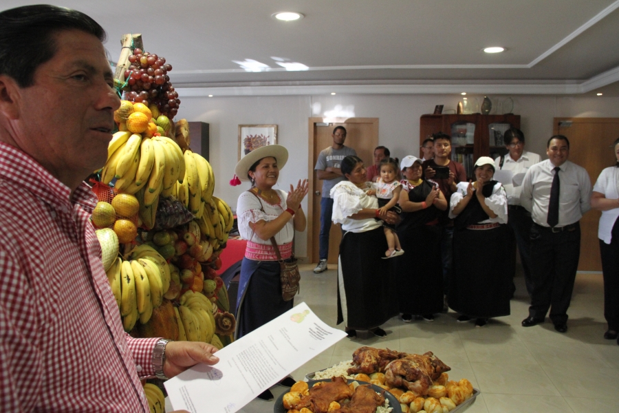 La delegación de productores agrícolas de Imantag visitaron al prefecto Pablo Jurado para nombrarlo prioste.