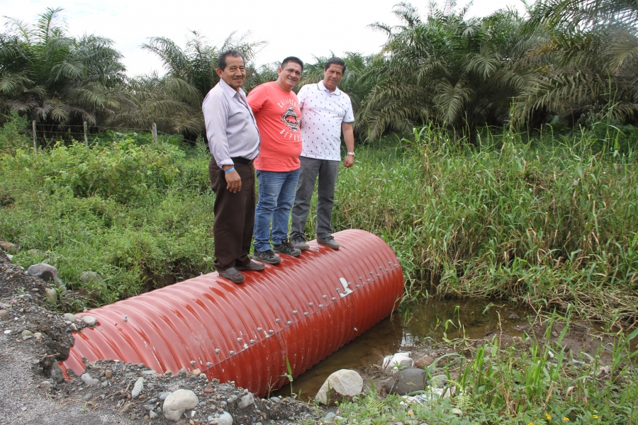 En la vía La Perla, el prefecto de Imbabura, Pablo Jurado, inspecciona la construcción de los pasos de agua. 
