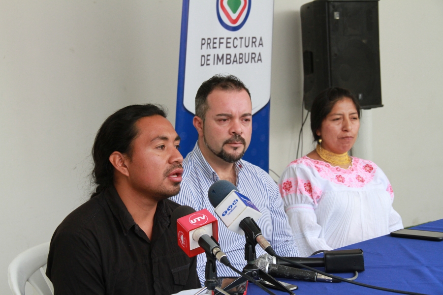 Oscar Adrián, coordinador de turismo comunitario; Fausto Giraldo, subdirector de turismo de la Prefectura; y, Celia Chuquín, representante del gobierno parroquial, informan en rueda de prensa sobre este evento. 