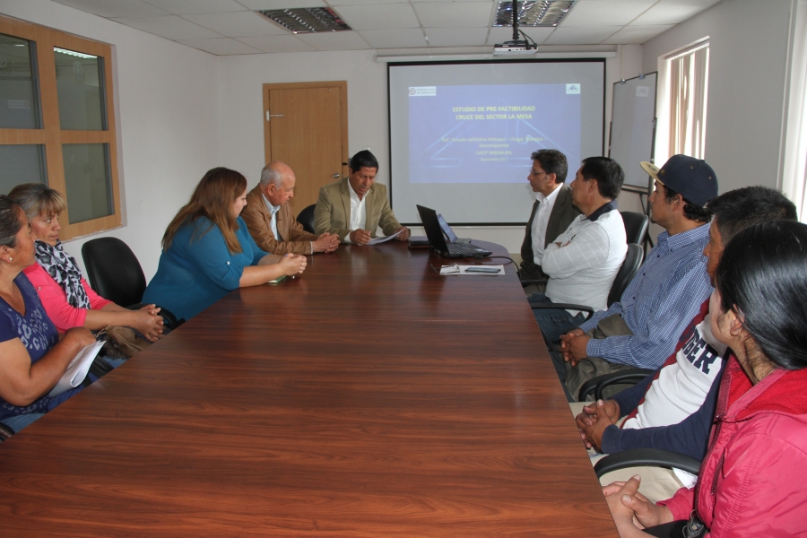 En el salón de reuniones de la Prefectura se presentó el informe de los estudios de prefactibilidad para habilitar un camino entre Pimampiro y Sigisipamba, en el sector La Mesa.