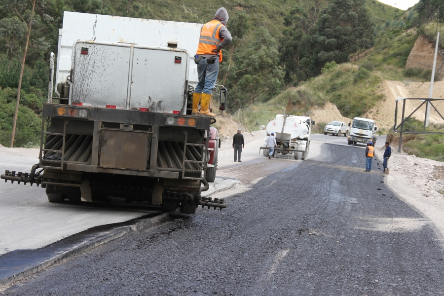 Trabajos de imprimación de la vía entre Imbabura y Pichincha.
