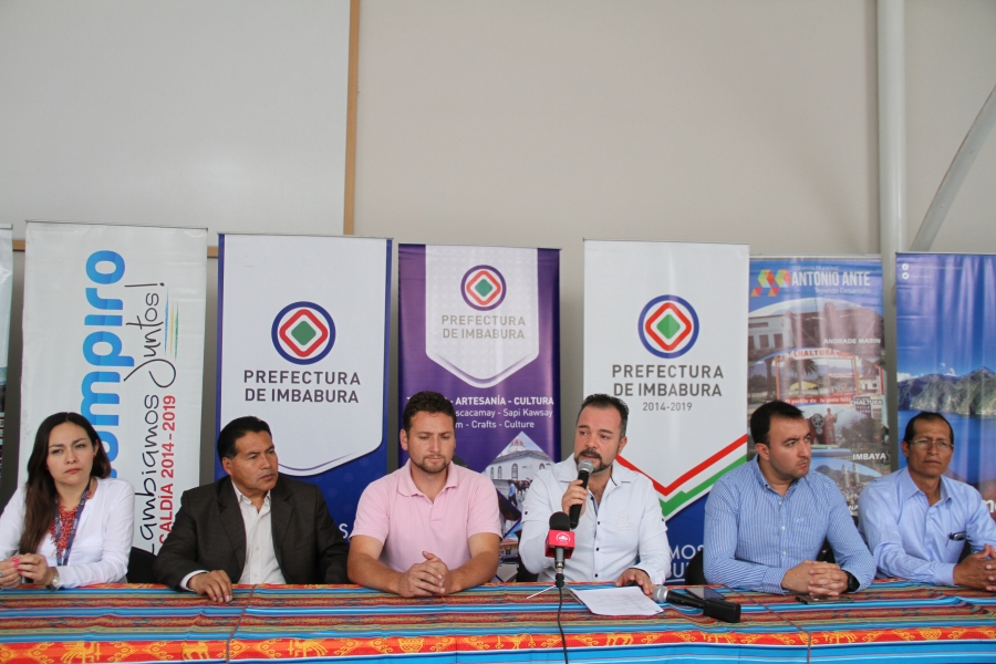 Rueda de prensa en la que funcionarios y representantes de las entidades que son parte de la Comisión Técnica de Turismo de Imbabura informan sobre la campaña de promoción turística.
