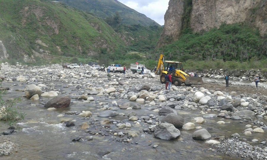 Maquinaria de la Prefectura y del Gobierno Parroquial de Sigisipamba trabajando en el sector La Mesa de Pimampiro, en donde se registran daños en la carretera. 