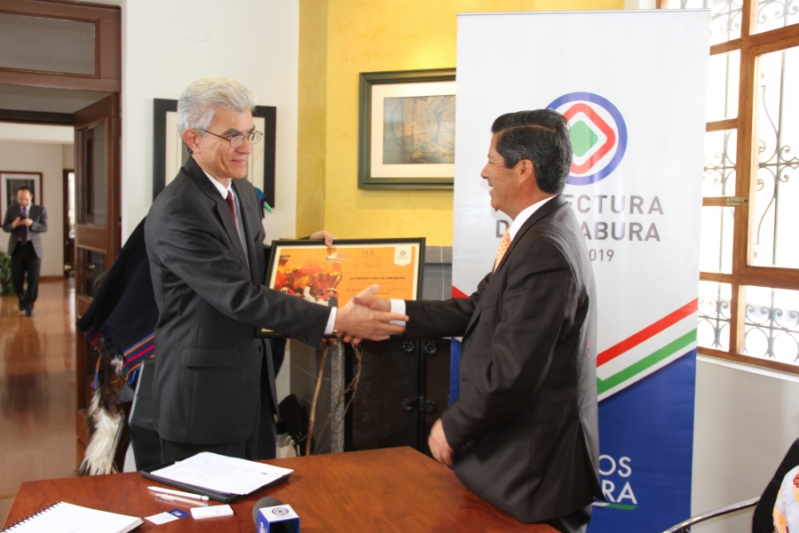 El prefecto de Imbabura, Pablo Jurado, entrega la designación de padrino del Tercer Encuentro de los Pueblos, al Ministro – Jefe de la Cancillería de México, Roberto Canseco.