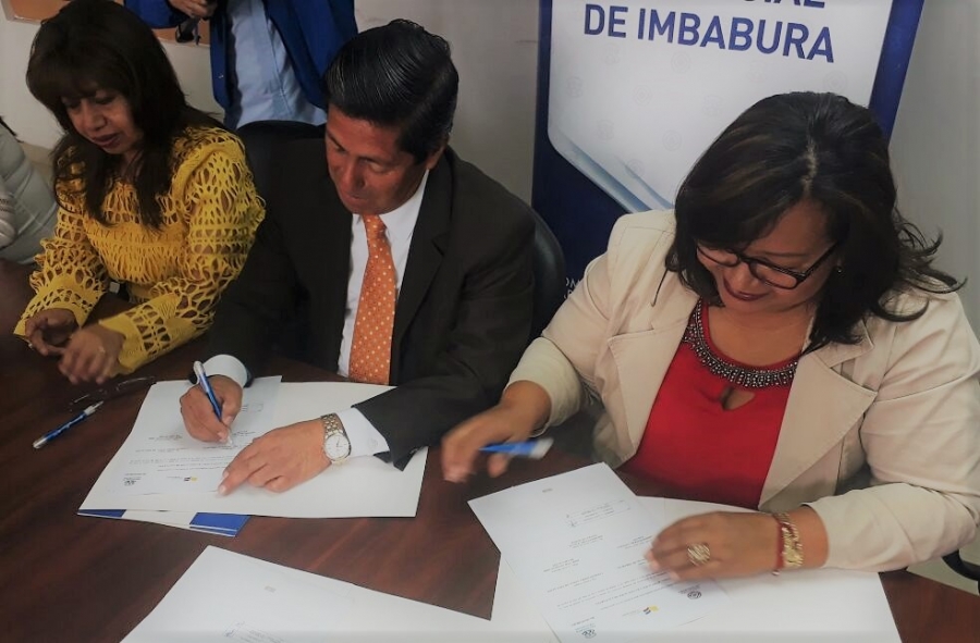 Pablo Jurado, Prefecto de Imbabura junto a Carmen Guagua, Corordinadora Zonal de Educación en la firma de convenio.