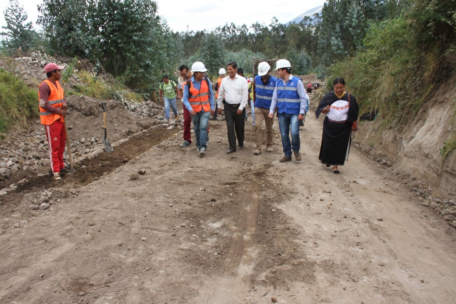 Prefecto, Pablo Jurado junto a técnicos y moradores en el recorrido vial en la comunidad de Agualongo