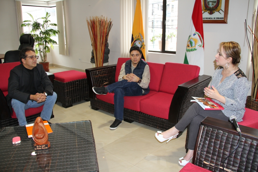 Reunión de trabajo entre delegados de Visión Mundial y la viceprefecta de Imbabura, María Gabriela Jaramillo.